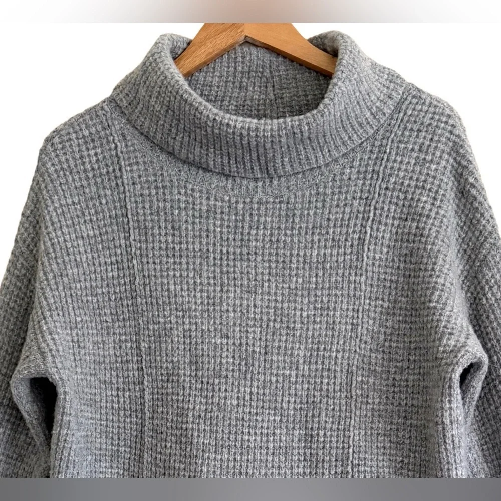FREE PEOPLE 100% Wool Waffle Knit Fold-over Cowl-Neck Preppy Casual Sweater Sz M